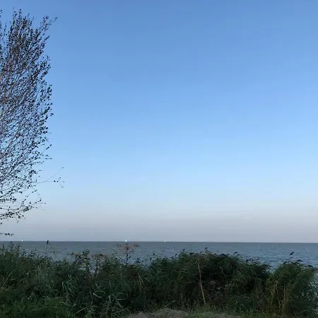 Holiday home Nagelneues-beachhouse-mit-seeblick-und-40-m-entfernung-zum-ijsselmeer