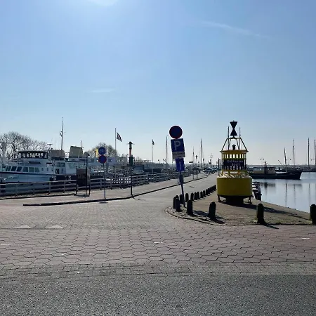 Holiday home Nagelneues-beachhouse-mit-seeblick-und-40-m-entfernung-zum-ijsselmeer *